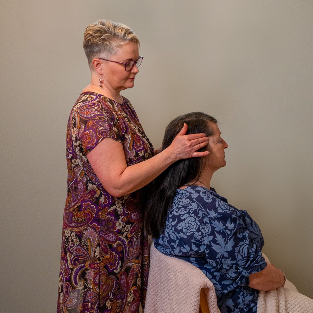 Rentouttava päähieronta